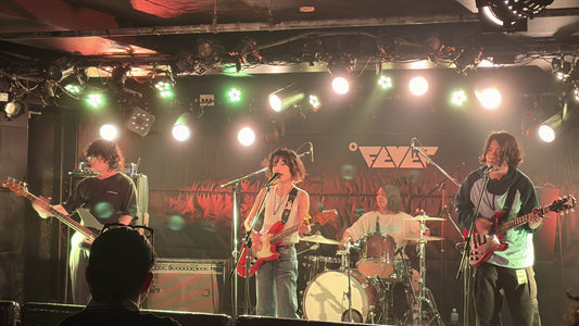Sunameri Lucas performing live at Shindaita FEVER, with Ma-mi singing at center stage